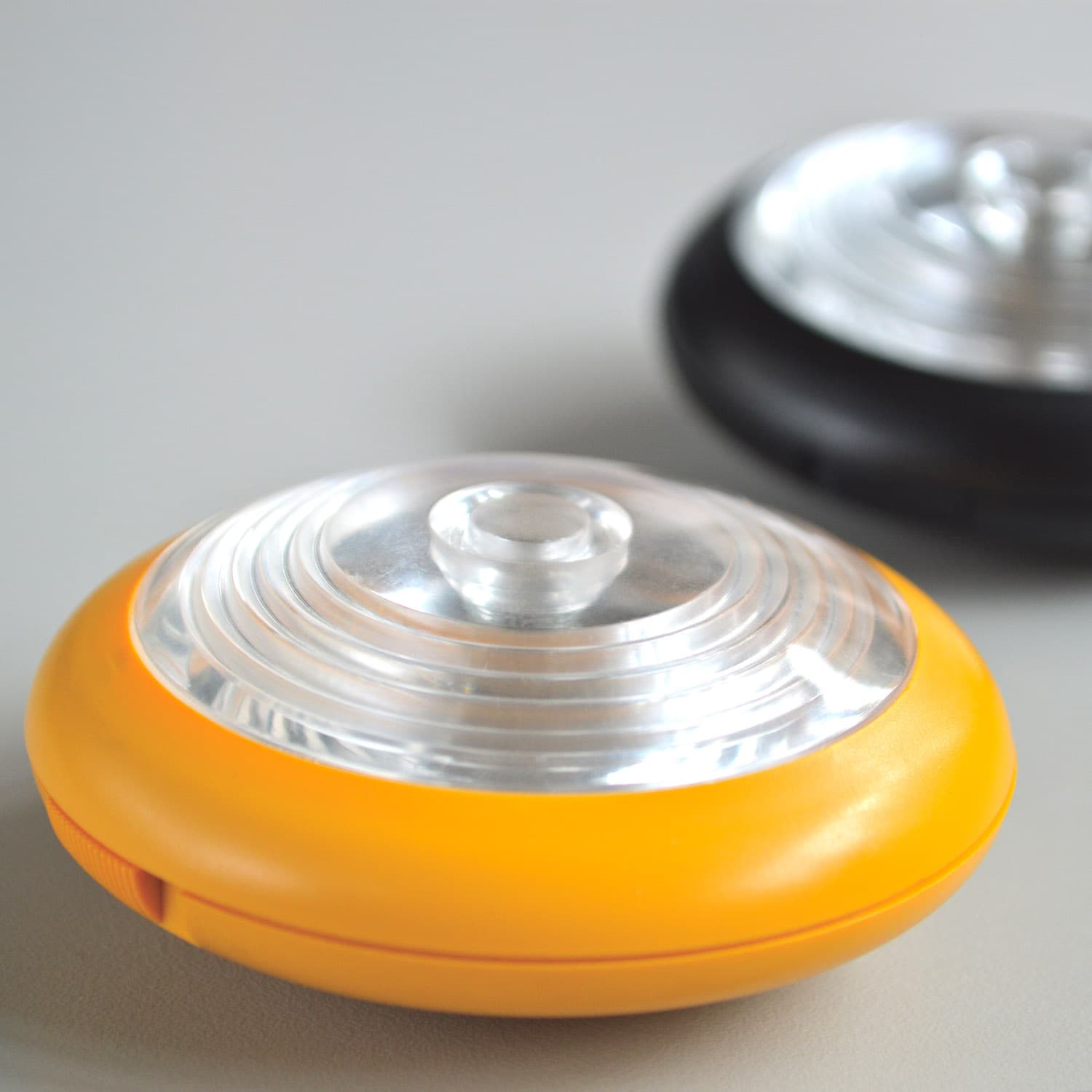 diskus (orange/ black) source image 1
